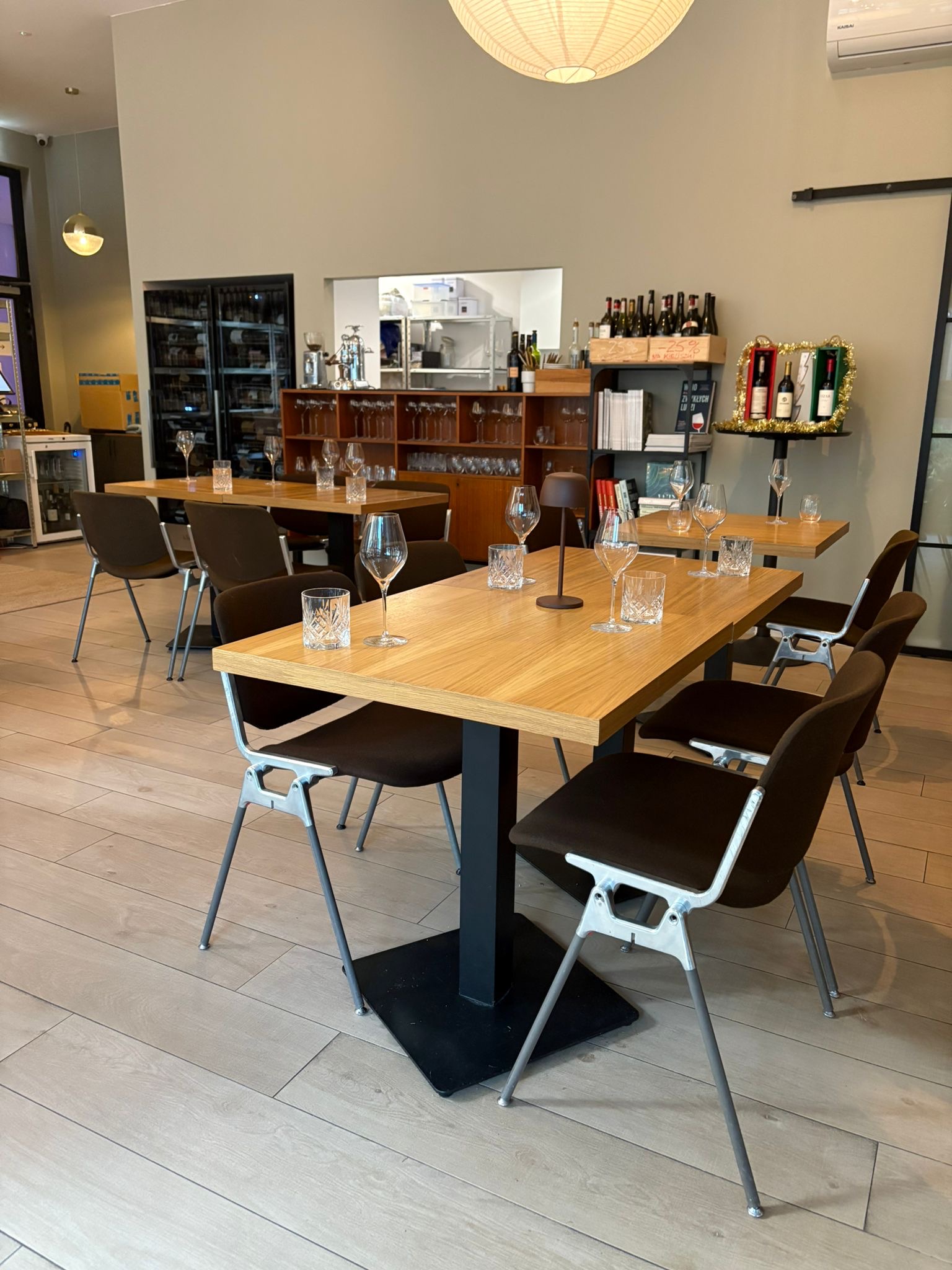 Wine bar Warszawa – wnętrze Republiki Wina