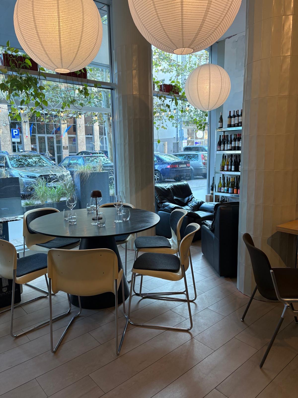 Wine bar Warsaw – interior Republika Wina